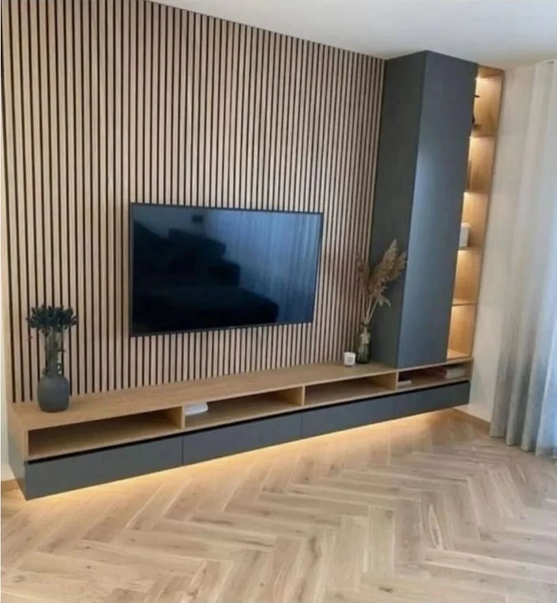 Ahşap görünümlü çizgili TV paneli, atölyeden paylaşılan fotoğraf